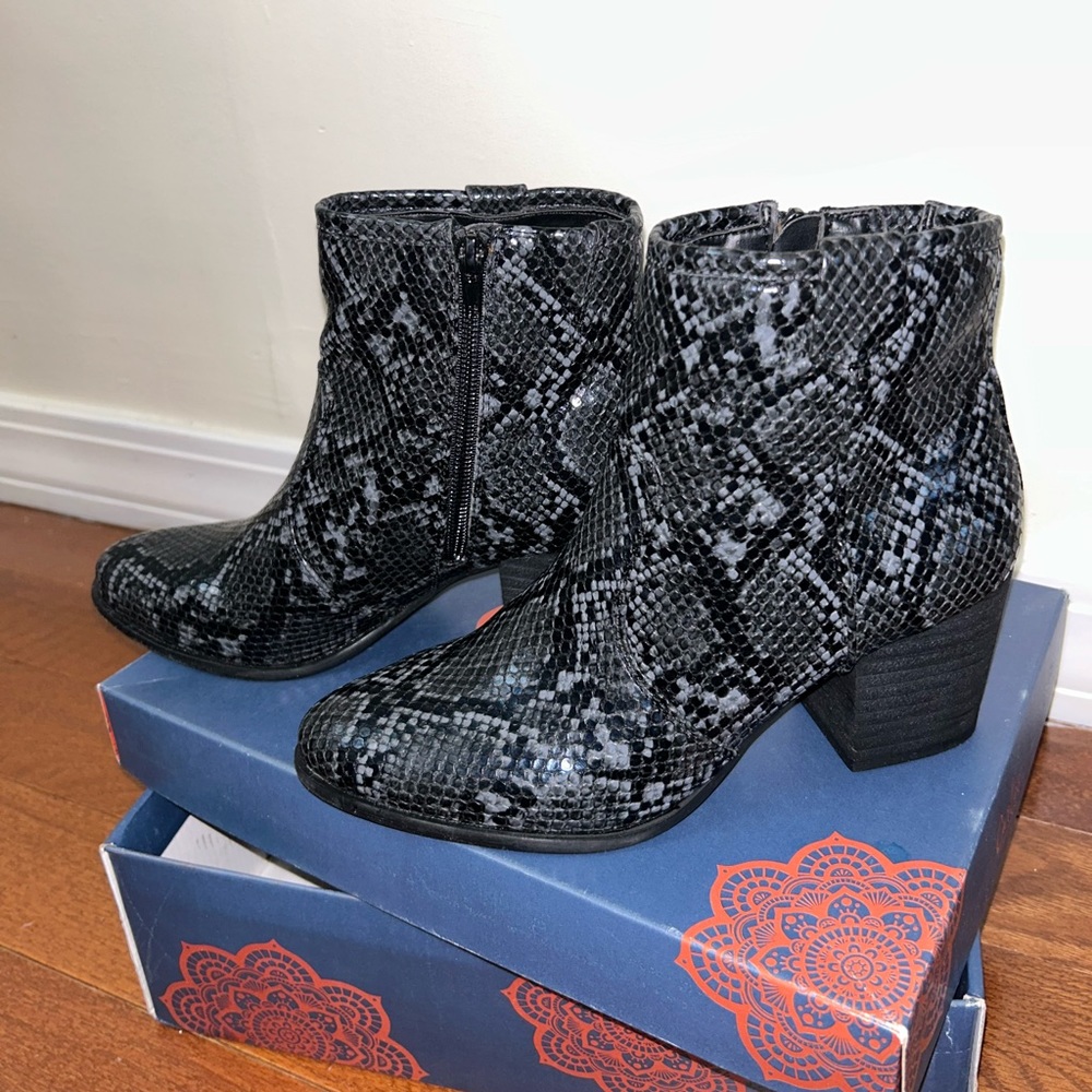 Carlos by Carlos Santana Women’s Faux Snakeskin Ankle Boots size US 8.5
